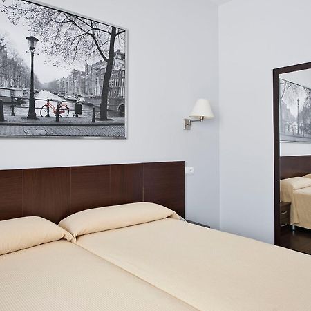 Hostal T4 Paracuellos de Jarama Exteriör bild
