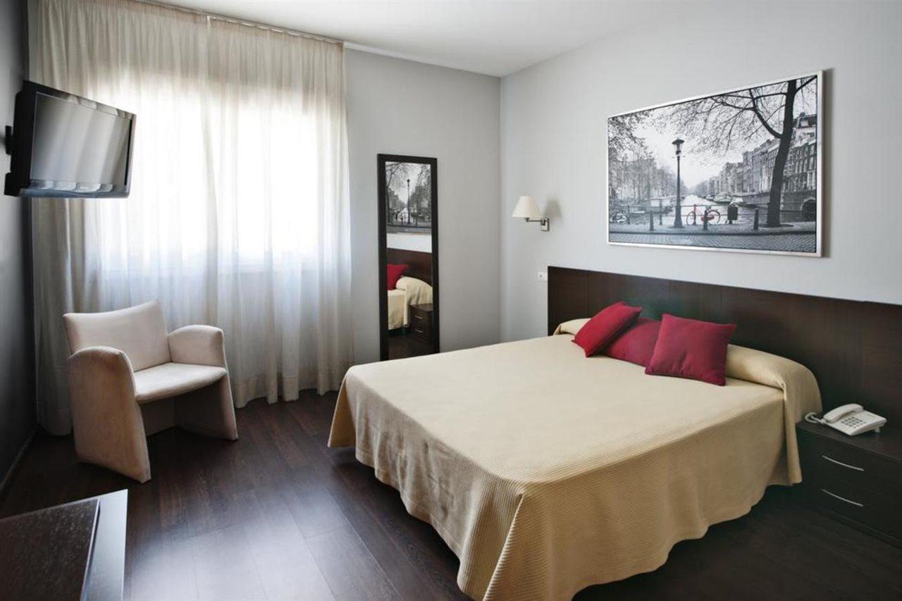 Hostal T4 Paracuellos de Jarama Exteriör bild