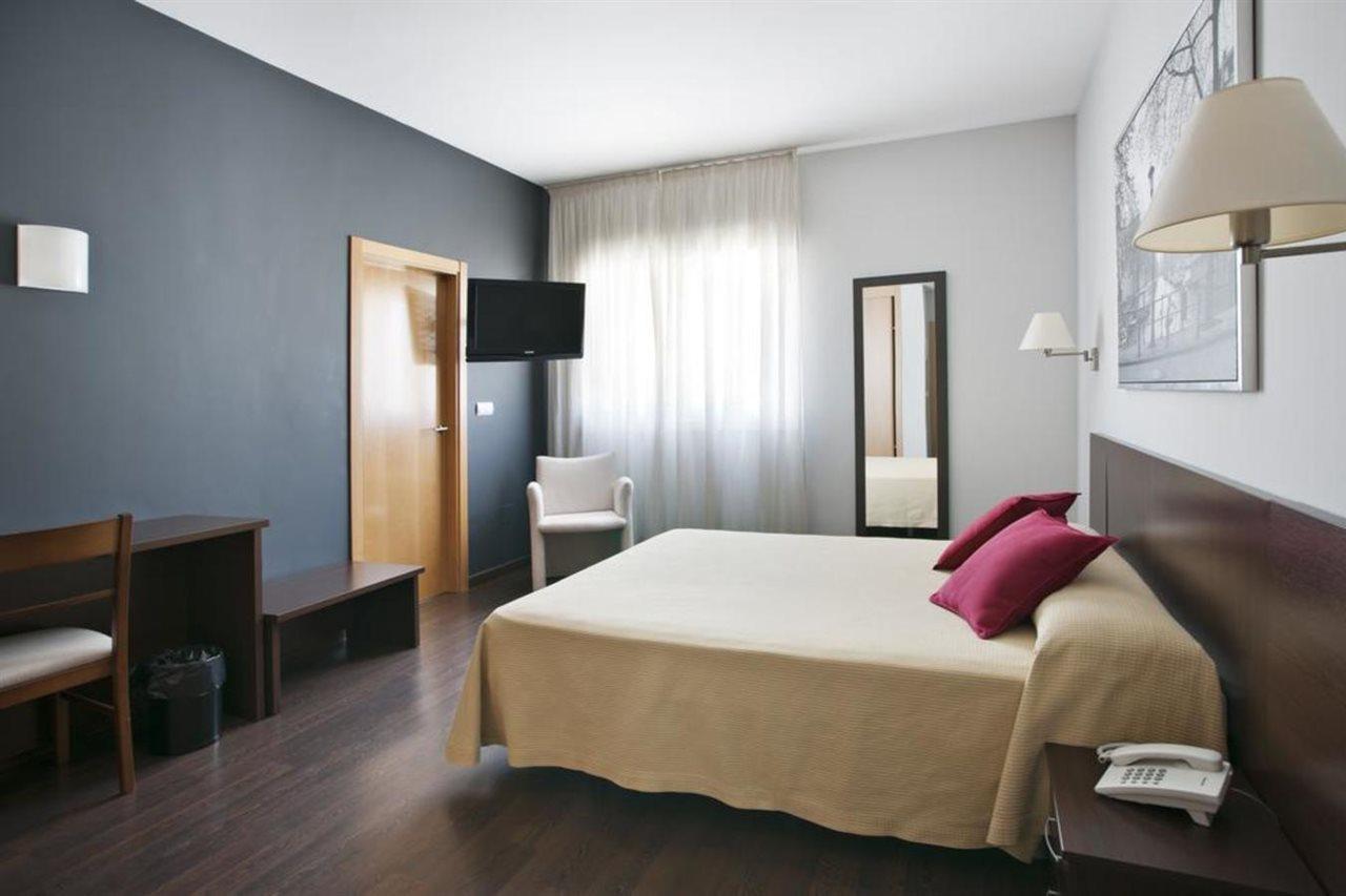 Hostal T4 Paracuellos de Jarama Exteriör bild