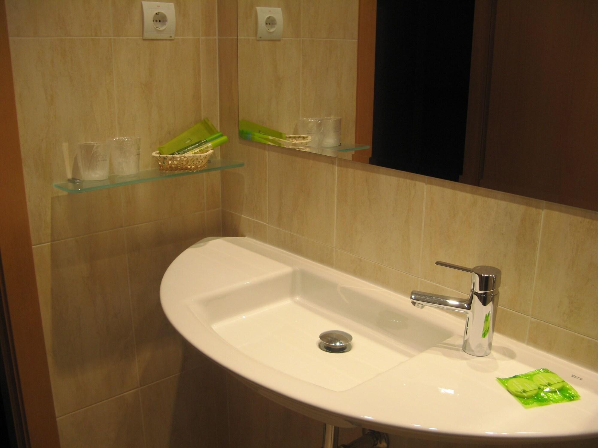 Hostal T4 Paracuellos de Jarama Exteriör bild