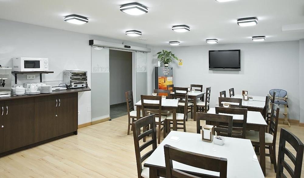 Hostal T4 Paracuellos de Jarama Exteriör bild
