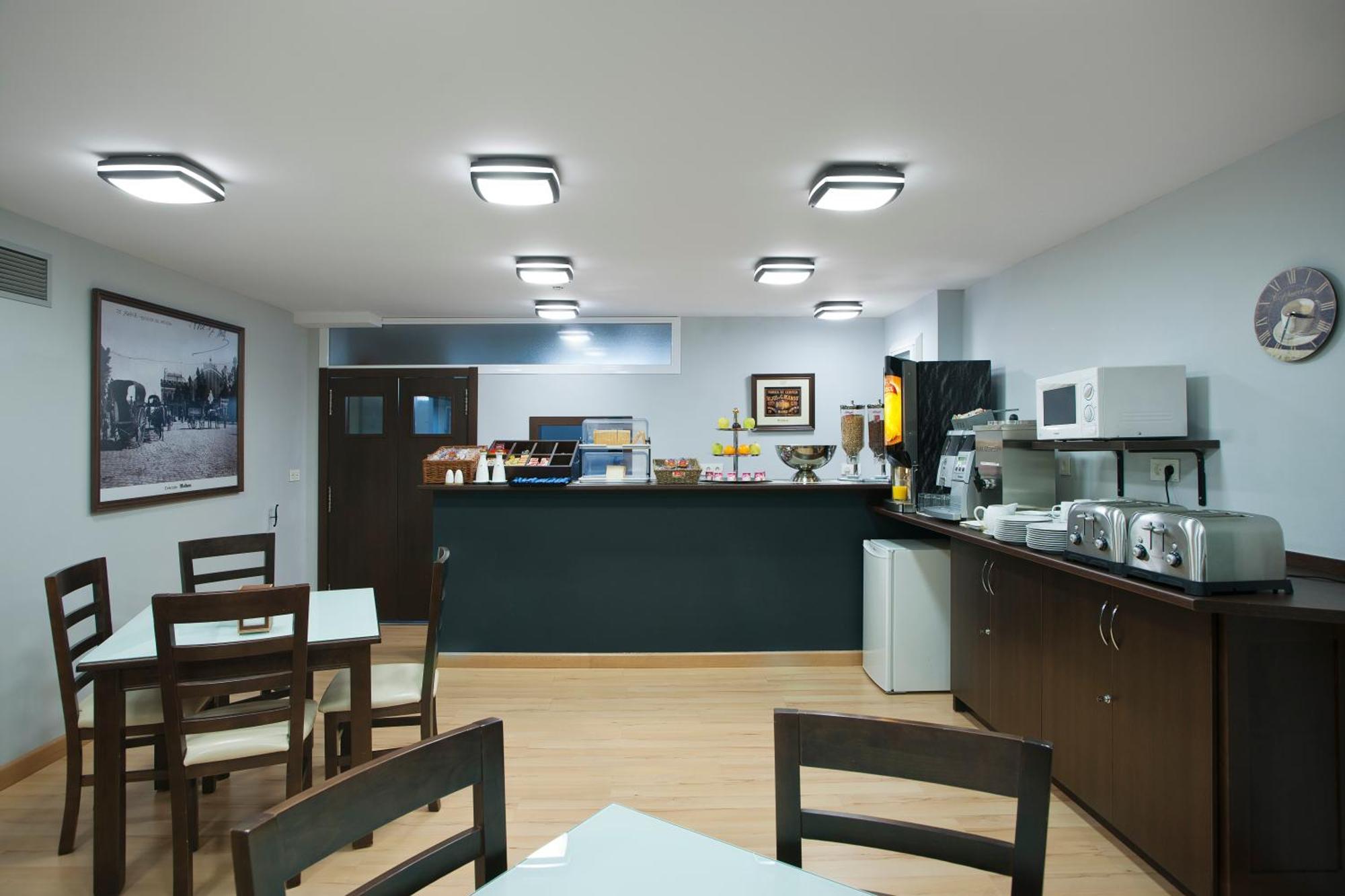 Hostal T4 Paracuellos de Jarama Exteriör bild