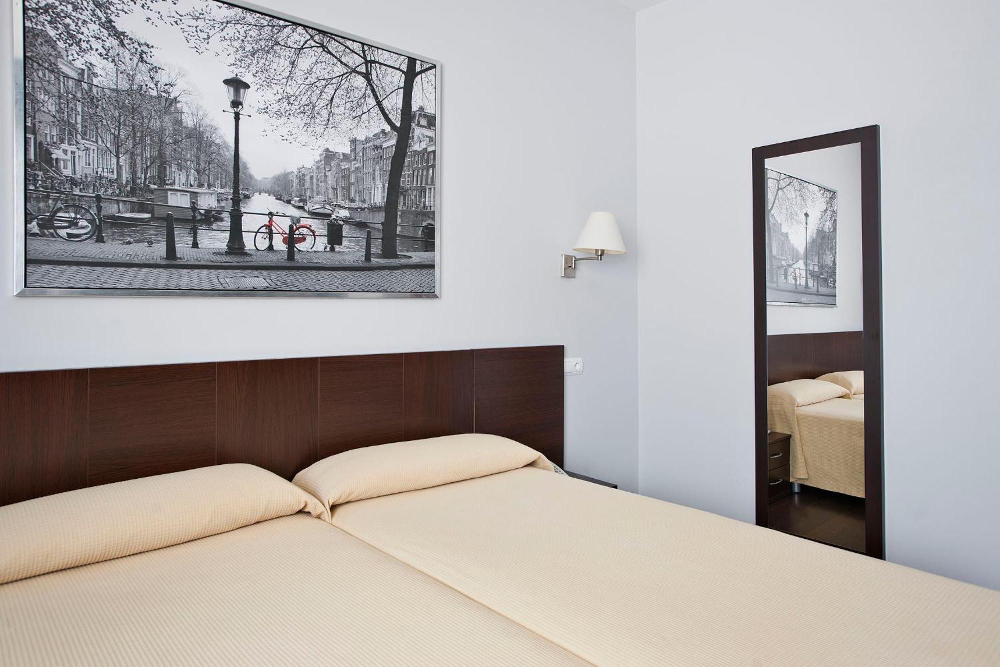Hostal T4 Paracuellos de Jarama Exteriör bild