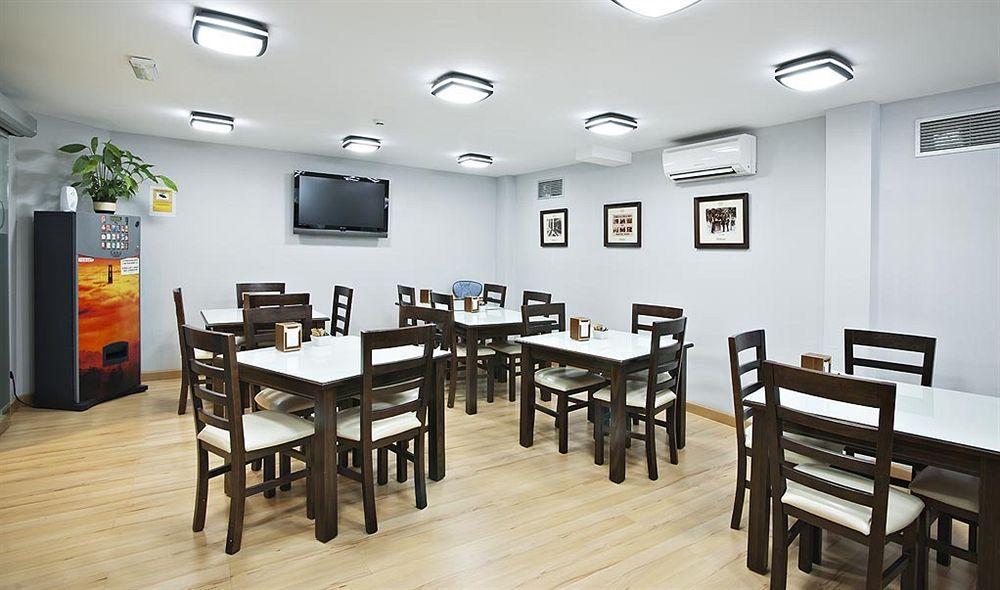 Hostal T4 Paracuellos de Jarama Exteriör bild