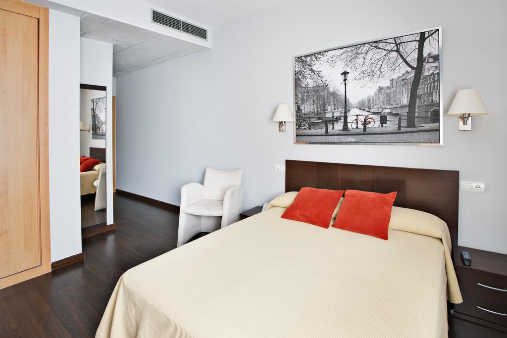 Hostal T4 Paracuellos de Jarama Exteriör bild